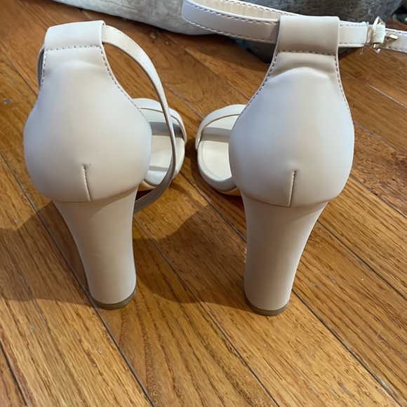 Nude size 9 open toe heels - Picture 2 of 7
